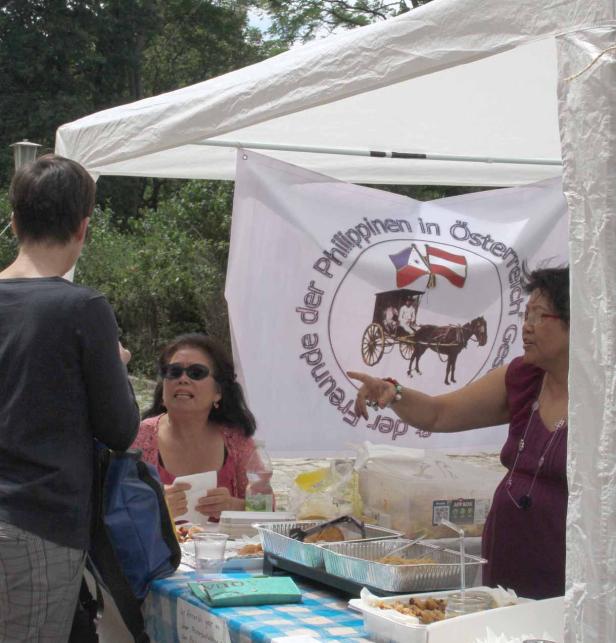 Ein Stand der „Freunde der Philippinen in Österreich“ bietet Speisen an.