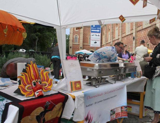 Ein Stand der Österreichisch-Sri Lankischen Gesellschaft auf einem Markt.