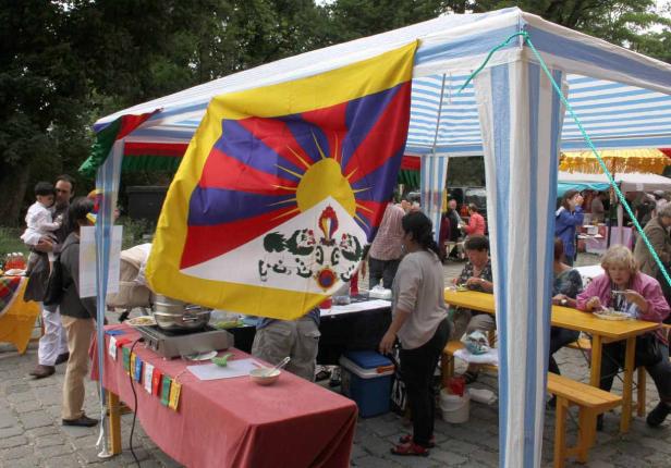 Auf einem Markt hängt die tibetische Flagge.