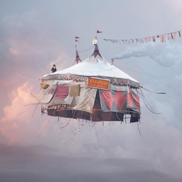 Ein Zirkuszelt mit der Aufschrift „Zampano Cirque Tzigane“ schwebt in den Wolken.