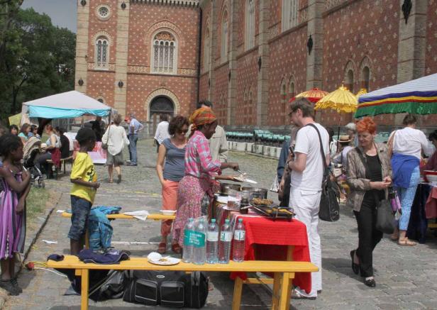 Auf einem Marktstand werden Speisen zubereitet und verkauft.