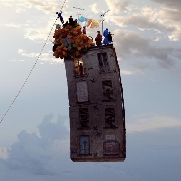 Ein surrealistisches Bild zeigt ein schiefes Gebäude, das in der Luft schwebt, mit Menschen auf dem Dach.