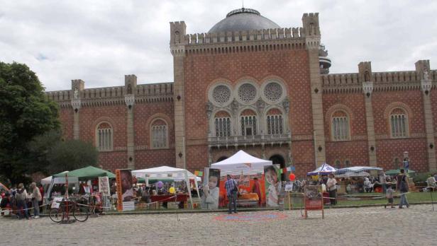 Vor dem Backsteinbau des Arsenal in Wien findet ein Markt statt.