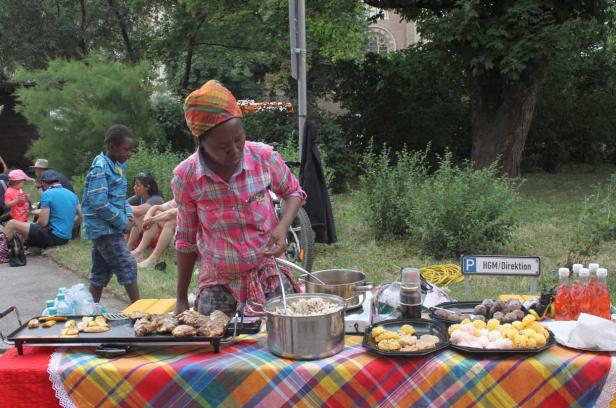 Eine Frau verkauft Essen an einem Stand im Freien.