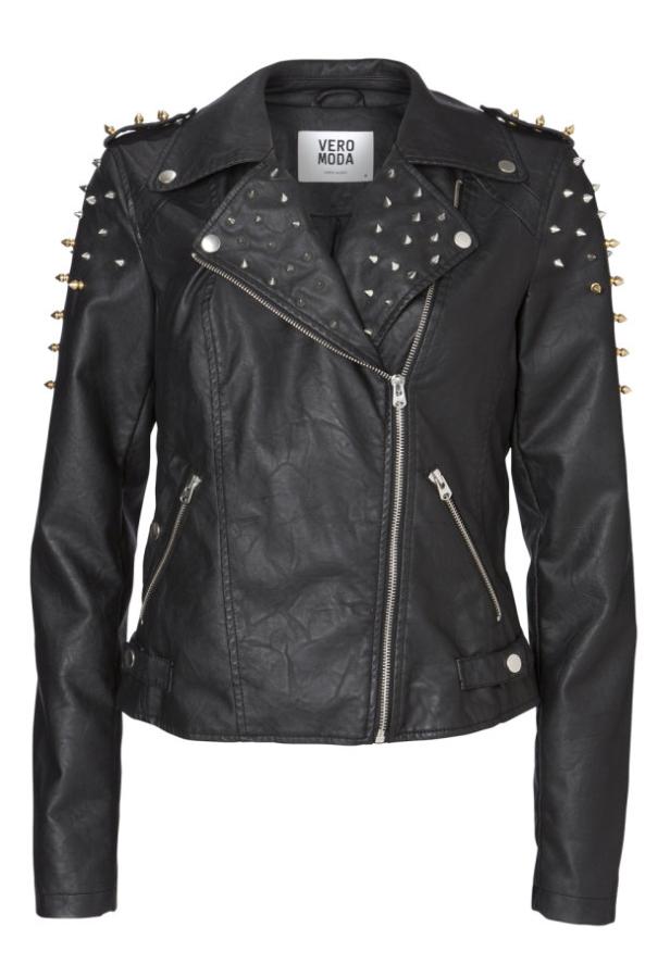 Eine schwarze Lederjacke mit silbernen und goldenen Nieten von Vero Moda.