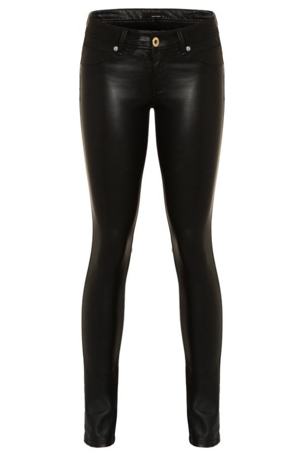 Eine schwarze, eng anliegende Lederhose vor einem weißen Hintergrund.