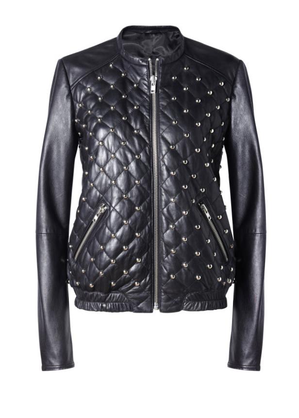 Eine schwarze Lederjacke mit Steppmuster und silbernen Ziernieten.