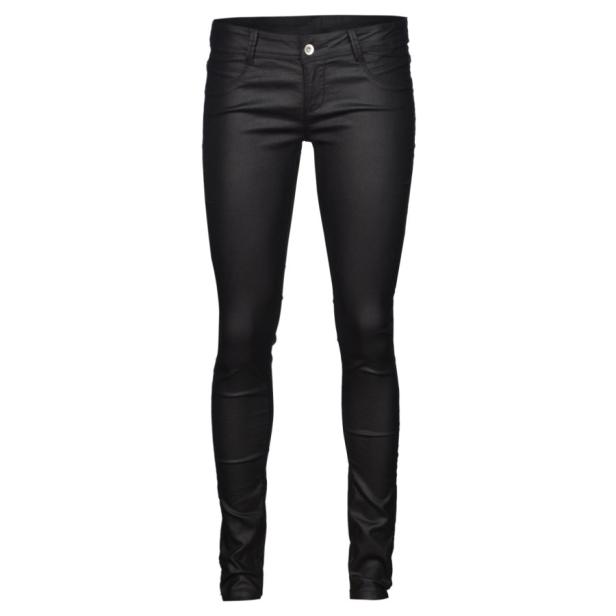 Eine schwarze, eng anliegende Hose vor einem weißen Hintergrund.