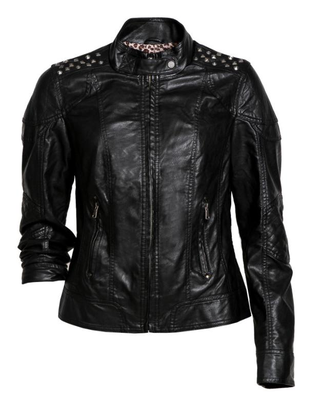 Eine schwarze Lederjacke mit Nieten auf den Schultern.