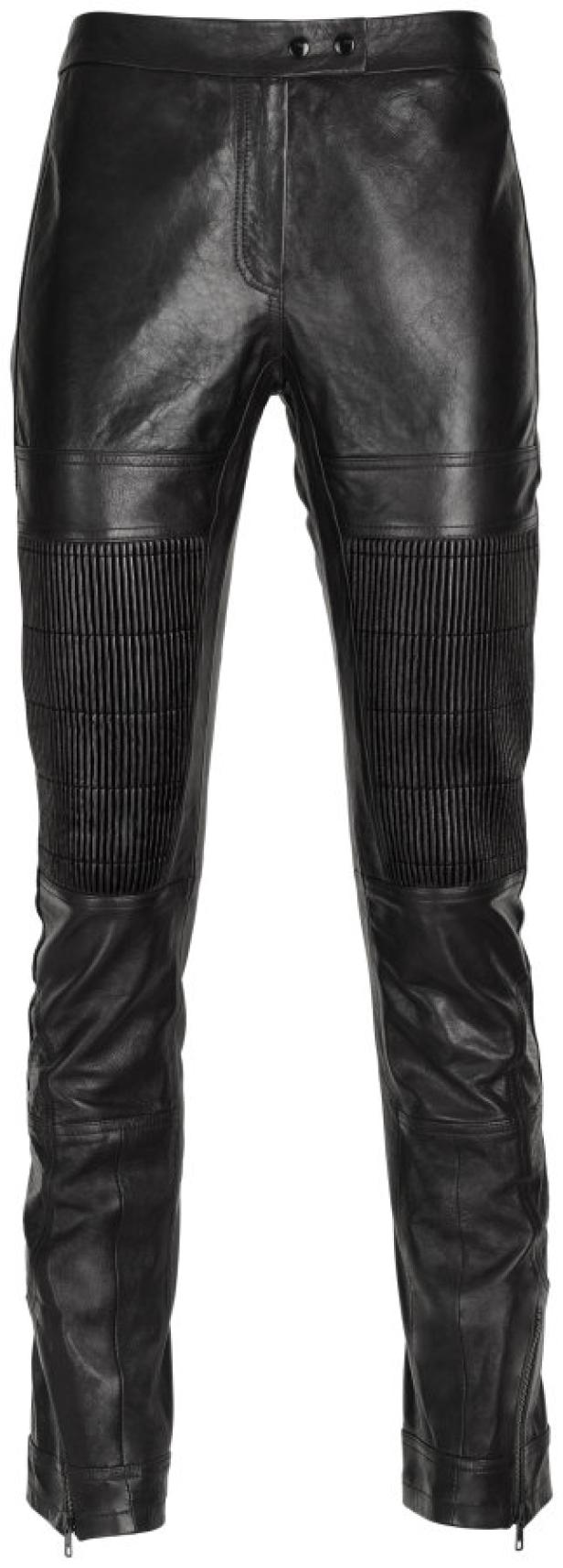 Eine schwarze Lederhose mit gesteppten Details an den Knien.