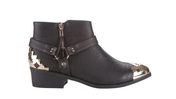 Ein schwarzer Stiefelette mit goldenen Akzenten an Ferse und Spitze.