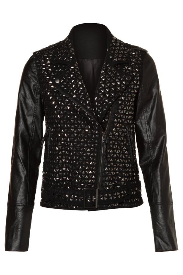 Eine schwarze Lederjacke mit Nieten und einem asymmetrischen Reißverschluss.