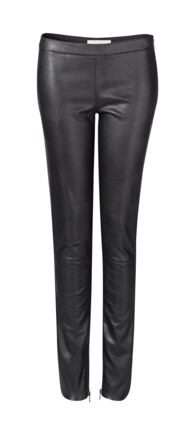 Eine schwarze Lederhose mit Reißverschlüssen an den Knöcheln.