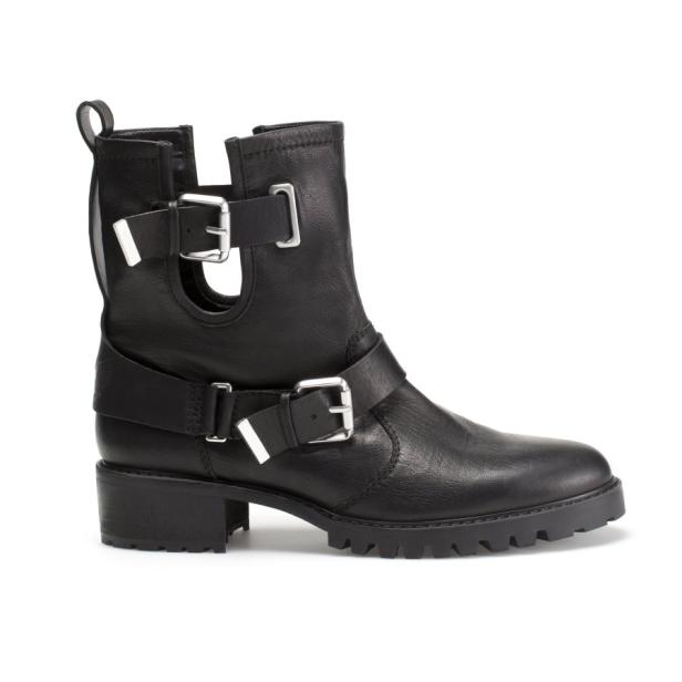 Ein schwarzer Lederstiefel mit Schnallen und niedrigem Absatz.