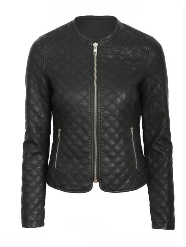 Eine schwarze, gesteppte Lederjacke mit Reißverschluss und dekorativen Stickereien am Kragen.