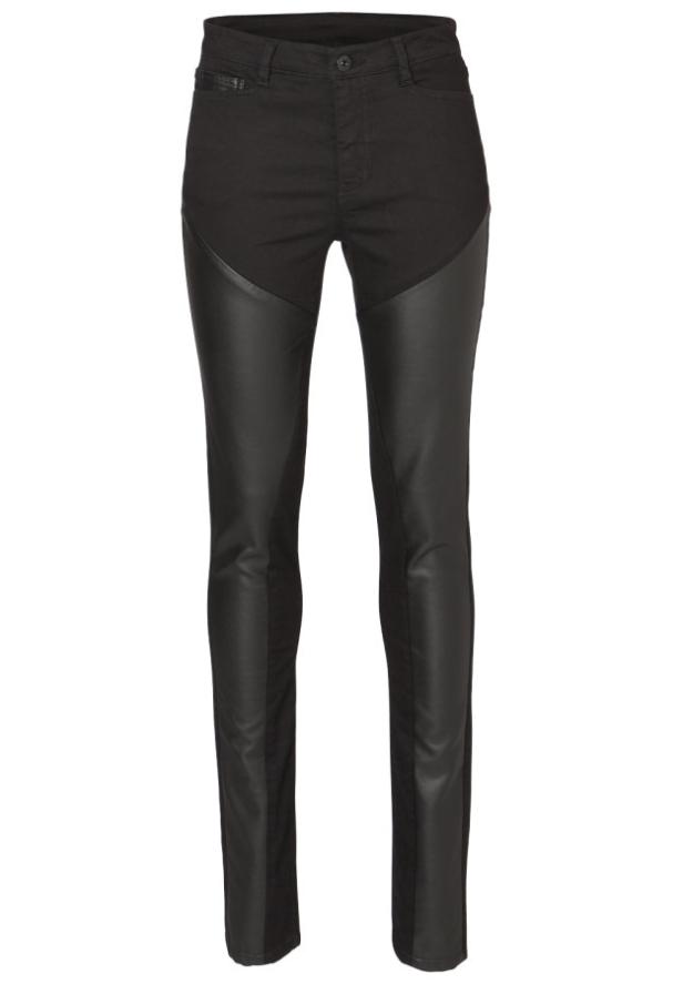 Eine schwarze Hose mit Einsätzen in Lederoptik.
