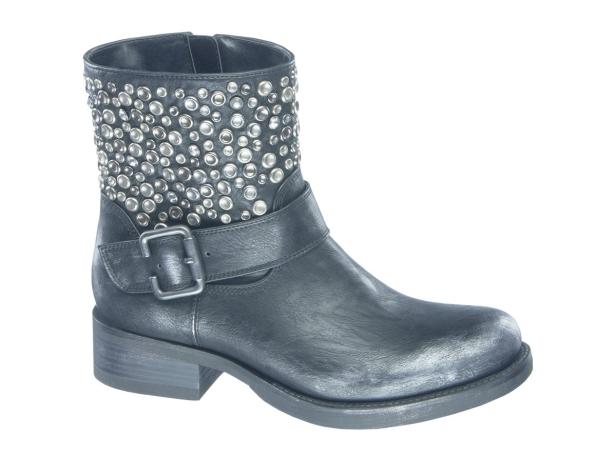 Ein schwarzer Stiefel mit Nieten und einem Schnallenriemen.