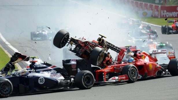 Mehrere Formel-1-Autos sind in einen Unfall auf der Rennstrecke verwickelt.