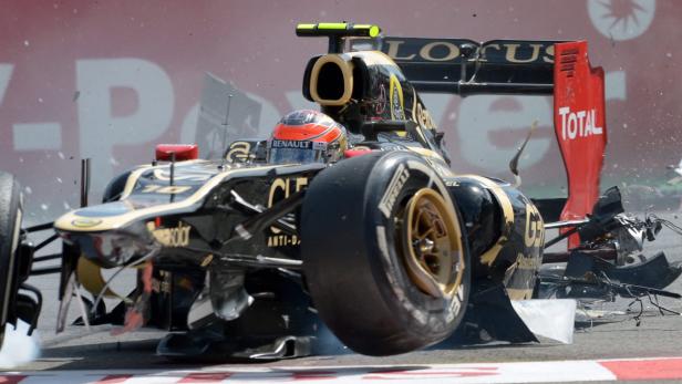 Ein Lotus-Formel-1-Wagen ist in einen Unfall verwickelt.