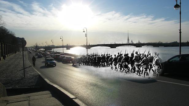 Eine Parade historischer Soldaten neben dem modernen Straßenverkehr in Sankt Petersburg.