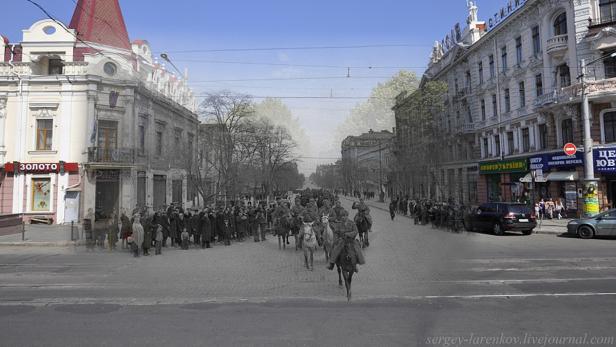 Eine kombinierte Aufnahme einer Straße mit moderner und historischer Szenerie.