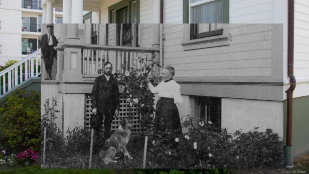 Eine historische Schwarzweißaufnahme einer Familie vor einem Haus, überlagert von einem modernen Foto desselben Hauses.