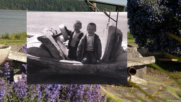 Ein Schwarzweißfoto von zwei Jungen, eingebettet in eine moderne Landschaft mit Blumen und Wasser.