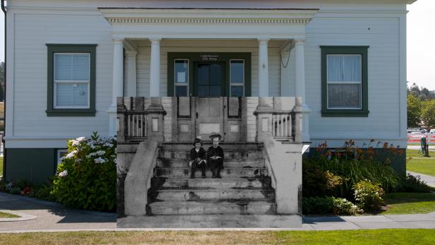 Das Leuchtturm-Geschenkeladen-Gebäude mit einem alten Foto von zwei Kindern auf der Treppe überlagert.