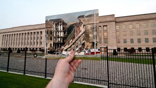 Eine Hand hält ein Foto der Schäden am Pentagon nach den Anschlägen vom 11. September.