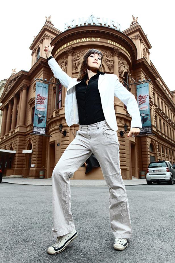 Eine Frau posiert vor dem Ronacher Etablissement in Wien.
