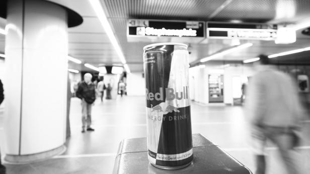 Eine Dose Red Bull steht in einer U-Bahn-Station in Wien.