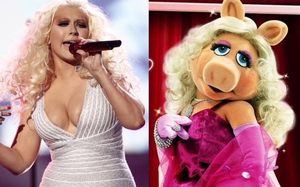 Ein Doppelporträt von Christina Aguilera und Miss Piggy mit blonden Locken.