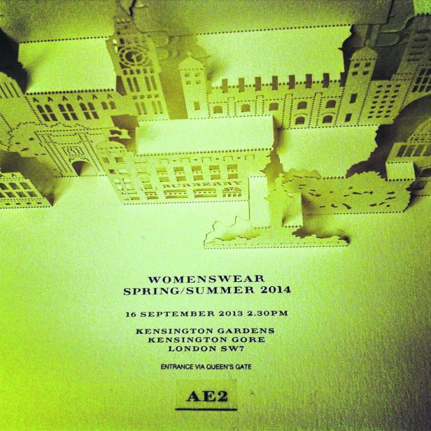 Eine Papierkunst-Darstellung von Londoner Wahrzeichen für die Burberry Damenmode Frühjahr/Sommer 2014 Show.