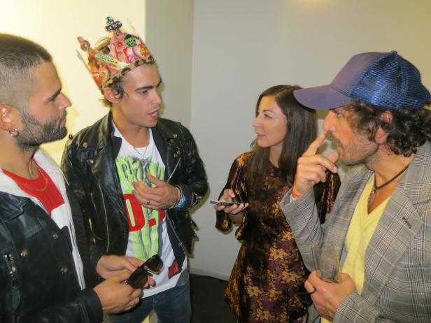 Eine Gruppe von vier Personen unterhält sich in einem Raum.