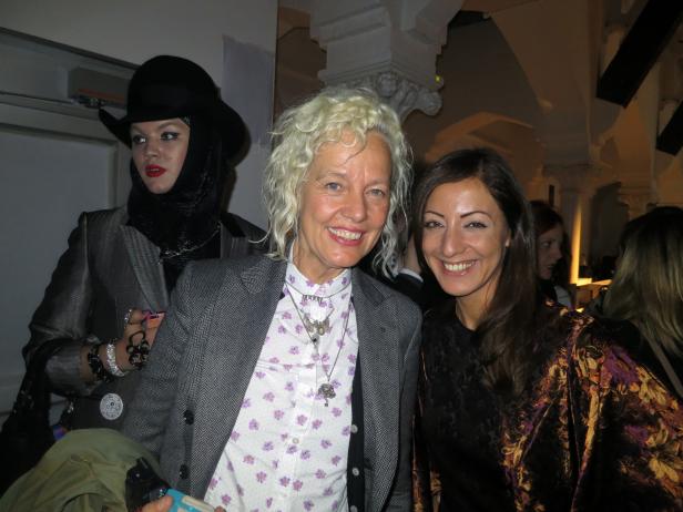 Drei Frauen posieren lächelnd für ein Foto bei einer Veranstaltung.