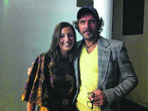 Eine lächelnde Frau und ein Mann mit Bart posieren für ein Foto.