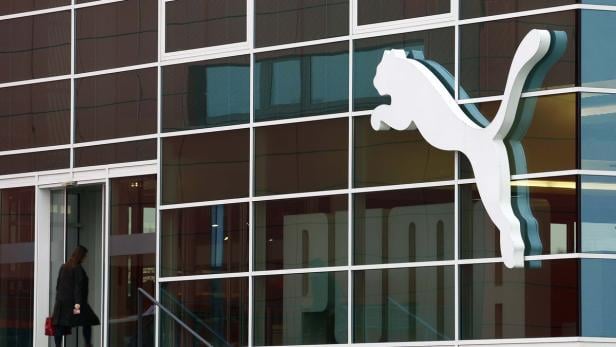 Das Puma-Logo an der Fassade eines Bürogebäudes.