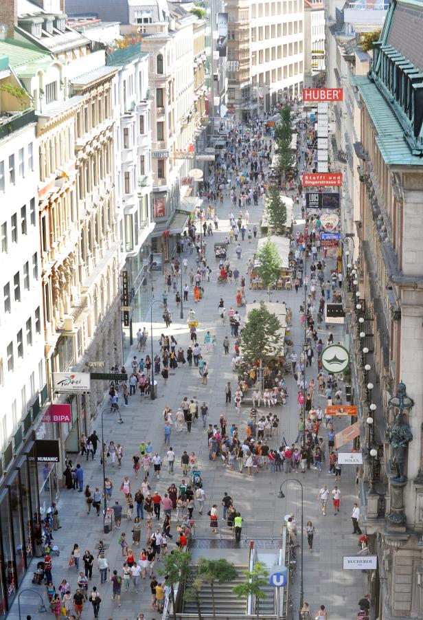 Die Kärntner Straße in Wien ist voller Menschen an einem sonnigen Tag.