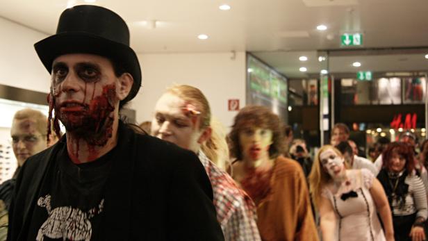 Eine Gruppe als Zombies verkleideter Menschen in einem Einkaufszentrum.