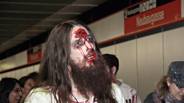 Ein Mann mit blutigem Make-up steht in der U-Bahnstation Neubaugasse.