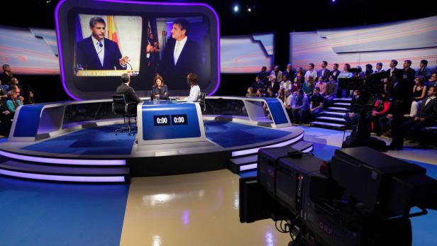 Eine politische Diskussion im Fernsehstudio mit Publikum im Hintergrund.