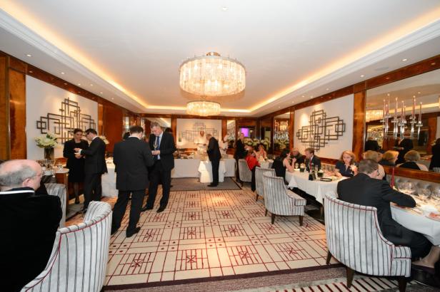 Gäste speisen und unterhalten sich in einem eleganten Restaurant.
