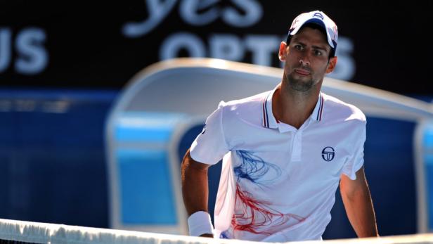EPAepa03066450 Novak Djokovic of Serbia watches the ball drop over the net during his match against Santiago Giraldo of Colombia in their second round match at the Rod Laver Arena during the Australian Open tennis tournament in Melbourne, Australia, 19 Ja Novak Đoković auf einem Tennisplatz, mit weißem Hemd und Kappe.