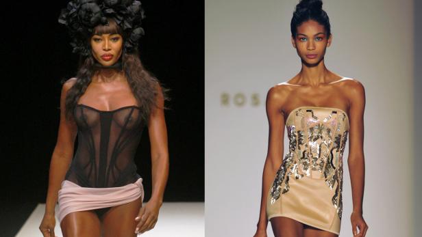 Zwei Models präsentieren Kleider auf einer Modenschau.