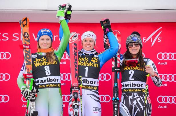 Ana Drev, Viktoria Rebensburg, Tina Weirather Drei Skirennläuferinnen stehen auf dem Podium und feiern ihren Sieg.