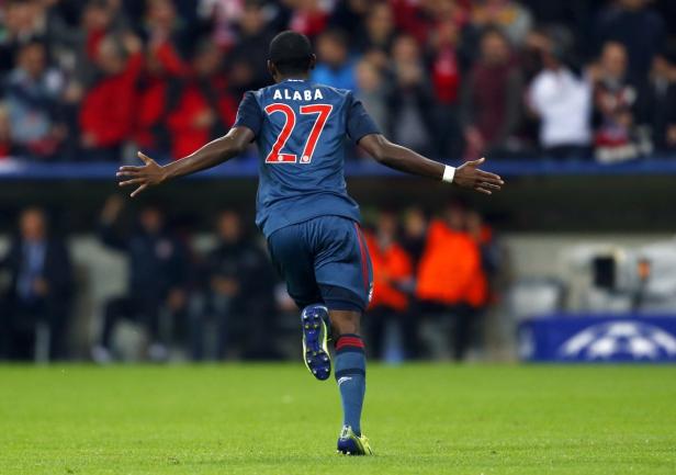 David Alaba mit der Nummer 27 auf dem Trikot jubelt auf dem Fußballfeld.