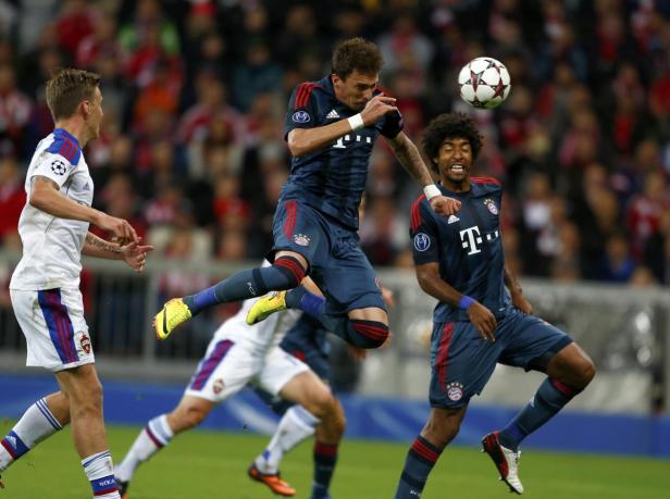 Zwei Fußballspieler kämpfen um den Ball in einem Fußballspiel.