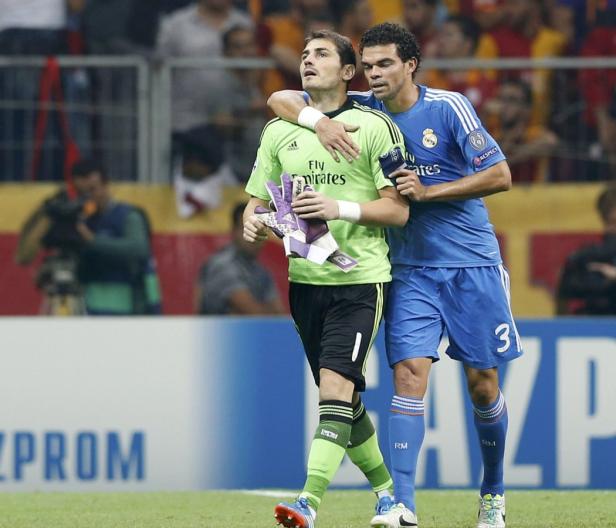 Iker Casillas wird von Pepe getröstet.