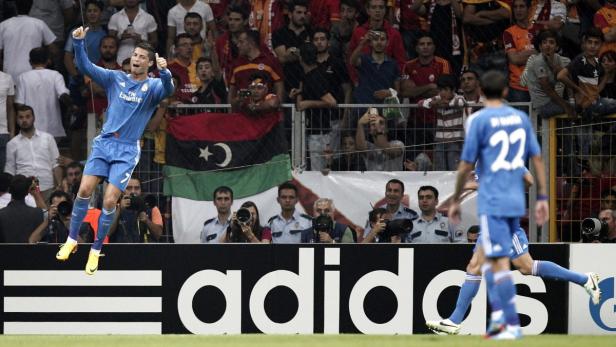 Cristiano Ronaldo jubelt auf dem Spielfeld vor einer libyschen Flagge.