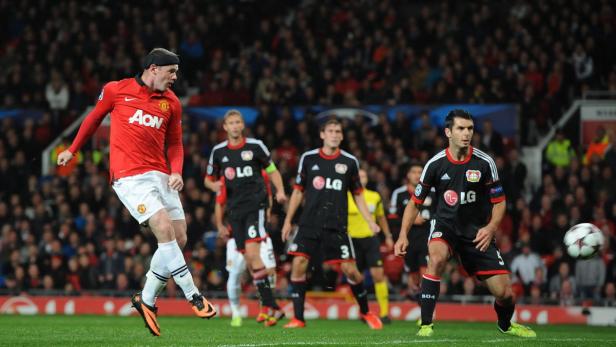 Wayne Rooney schießt den Ball während eines Fußballspiels.